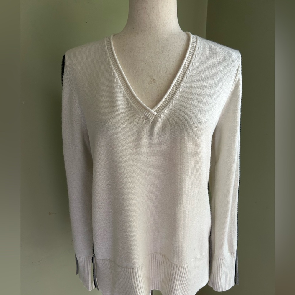 Ecru brand ivory v-neck sweater w/grey whipstitch detail. Cozycore M. Great